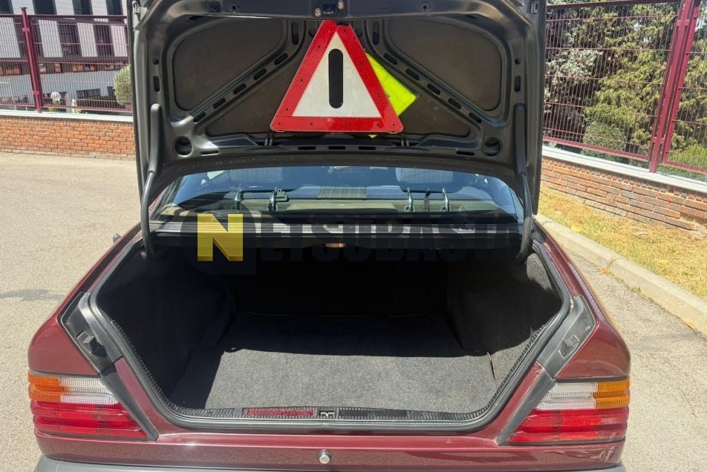 Mercedes-Benz 300E 1990