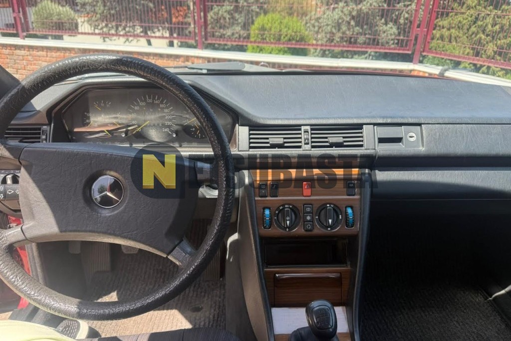 Mercedes-Benz 300E 1990