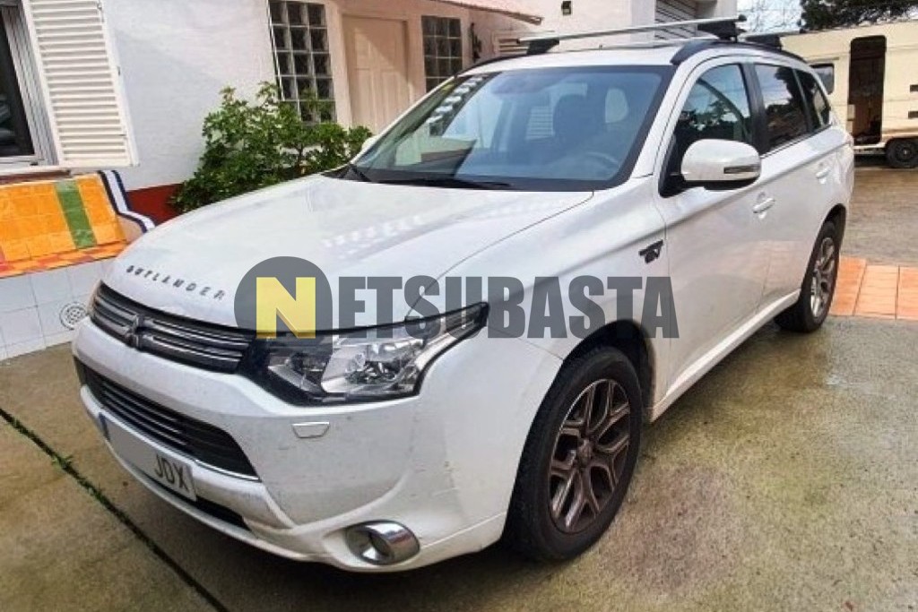 Mitsubishi Outlander PHEV 4WD 2015