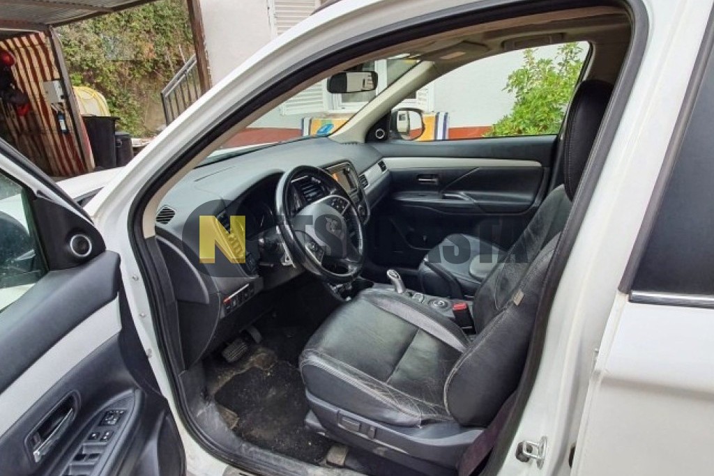 Mitsubishi Outlander PHEV 4WD 2015