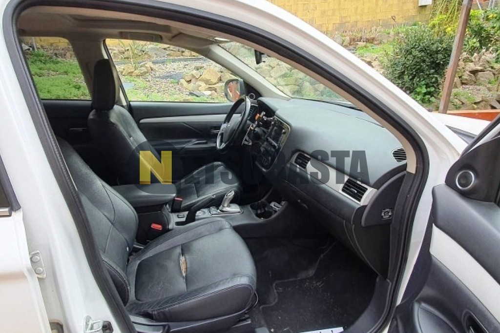 Mitsubishi Outlander PHEV 4WD 2015