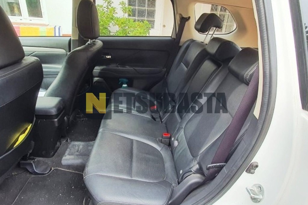 Mitsubishi Outlander PHEV 4WD 2015