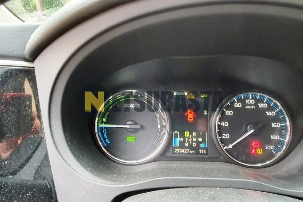 Mitsubishi Outlander PHEV 4WD 2015