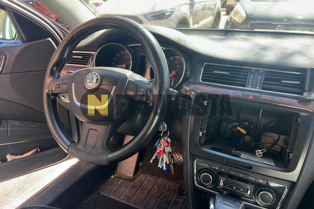 Skoda Superb Combi 2.0 TDI DPF DSG 4x4 2011