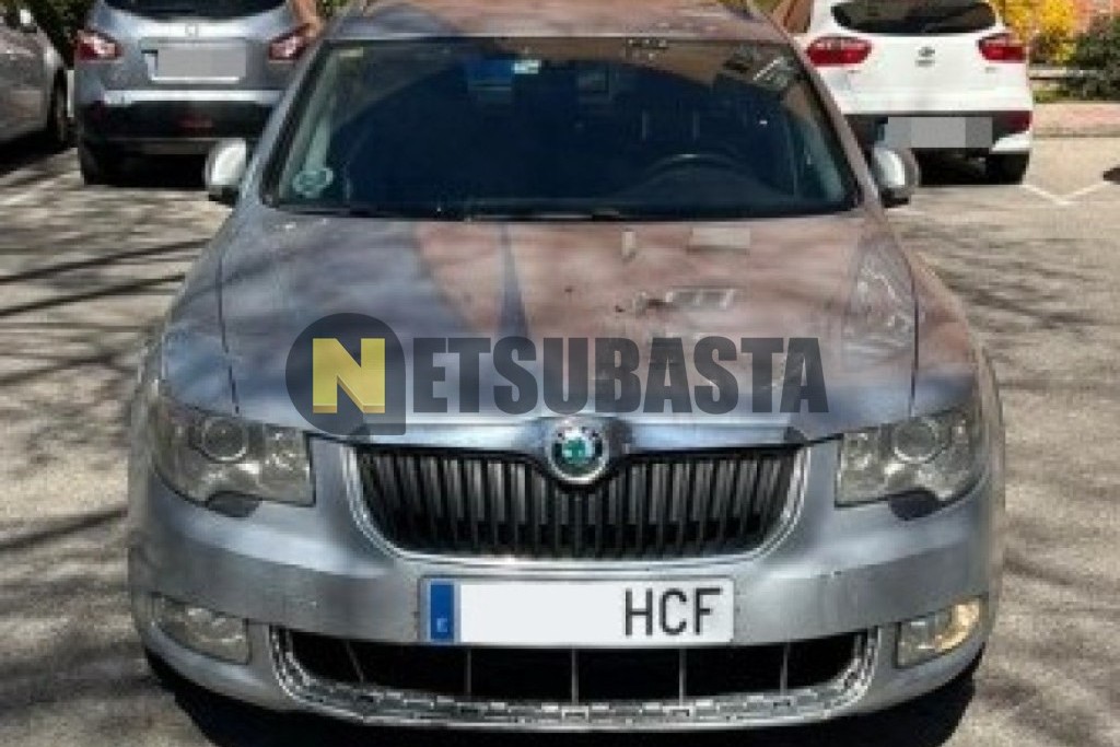 Skoda Superb Combi 2.0 TDI DPF DSG 4x4 2011