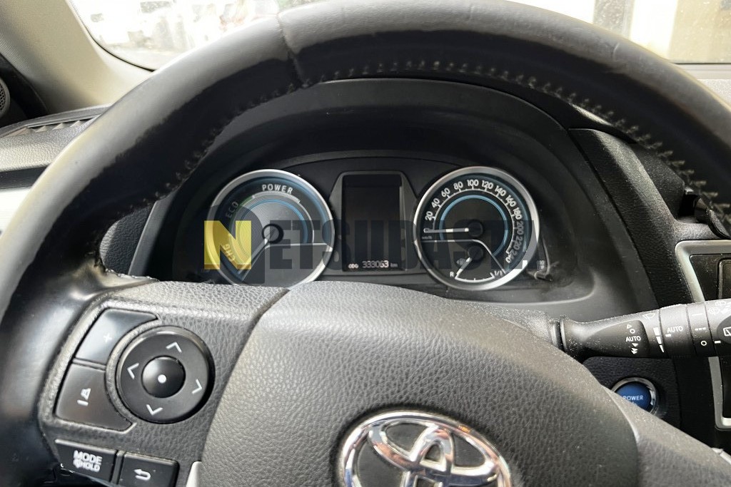 Toyota Auris Touring Sport Hybrid 2014
