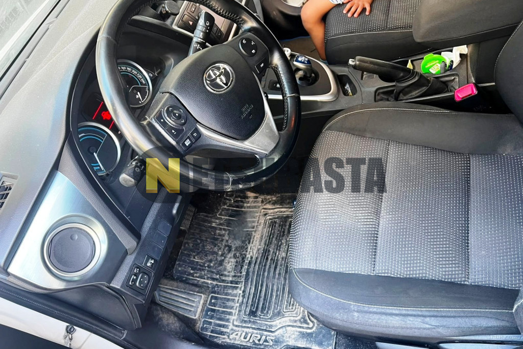 Toyota Auris Touring Sport Hybrid 2014