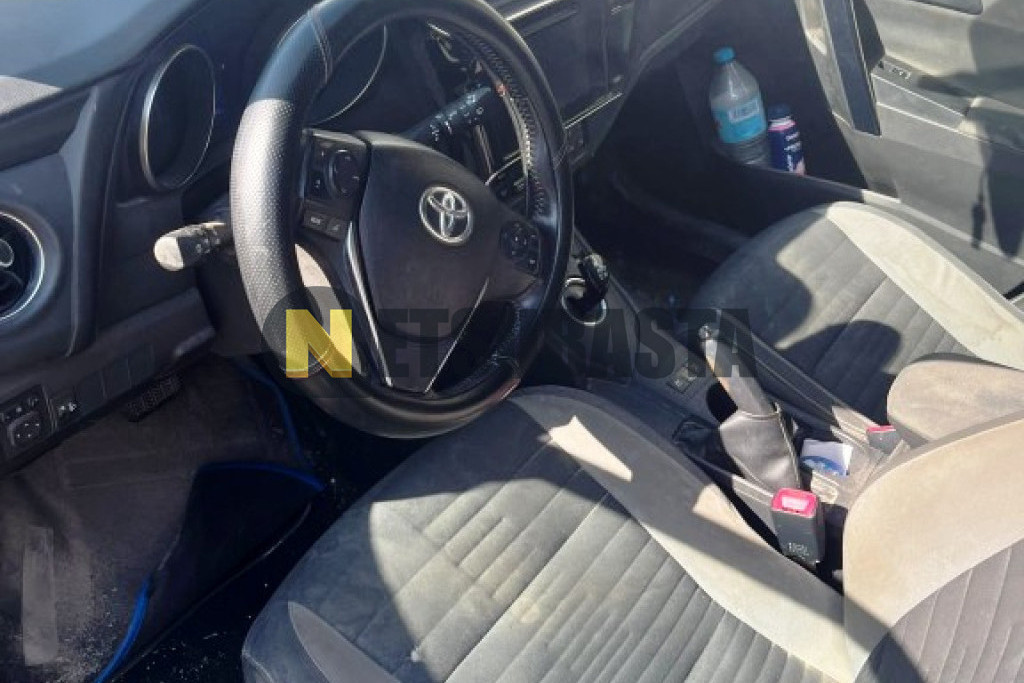 Toyota Auris Touring Sport 1.8 140H e-CVT 2015