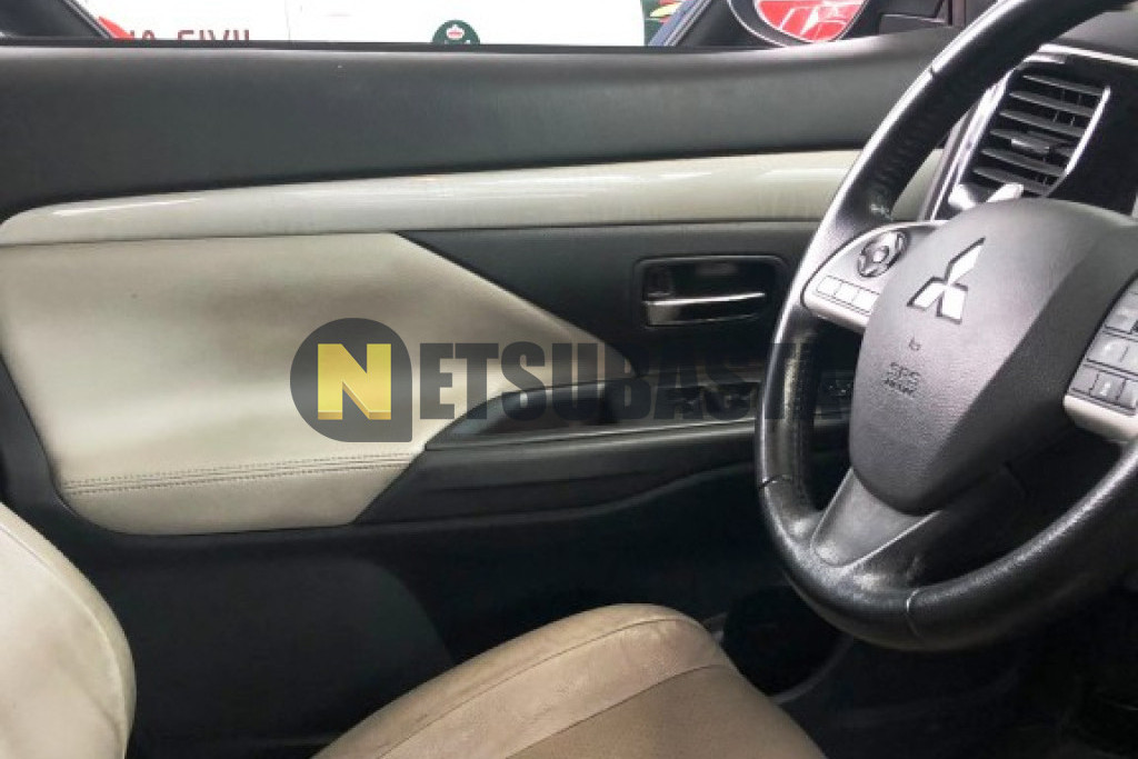 Mitsubishi Outlander PHEV 4WD 2015