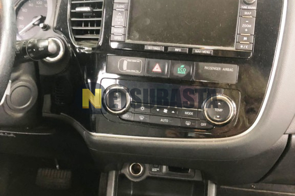 Mitsubishi Outlander PHEV 4WD 2015